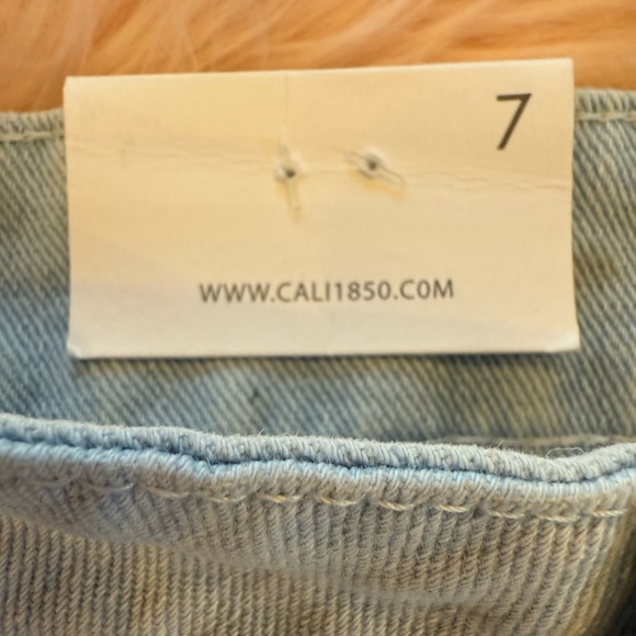 NWT Cali 1850 Light Wash Denim Shorts With Embroidered Daisies Size 7 - Picture 8 of 9